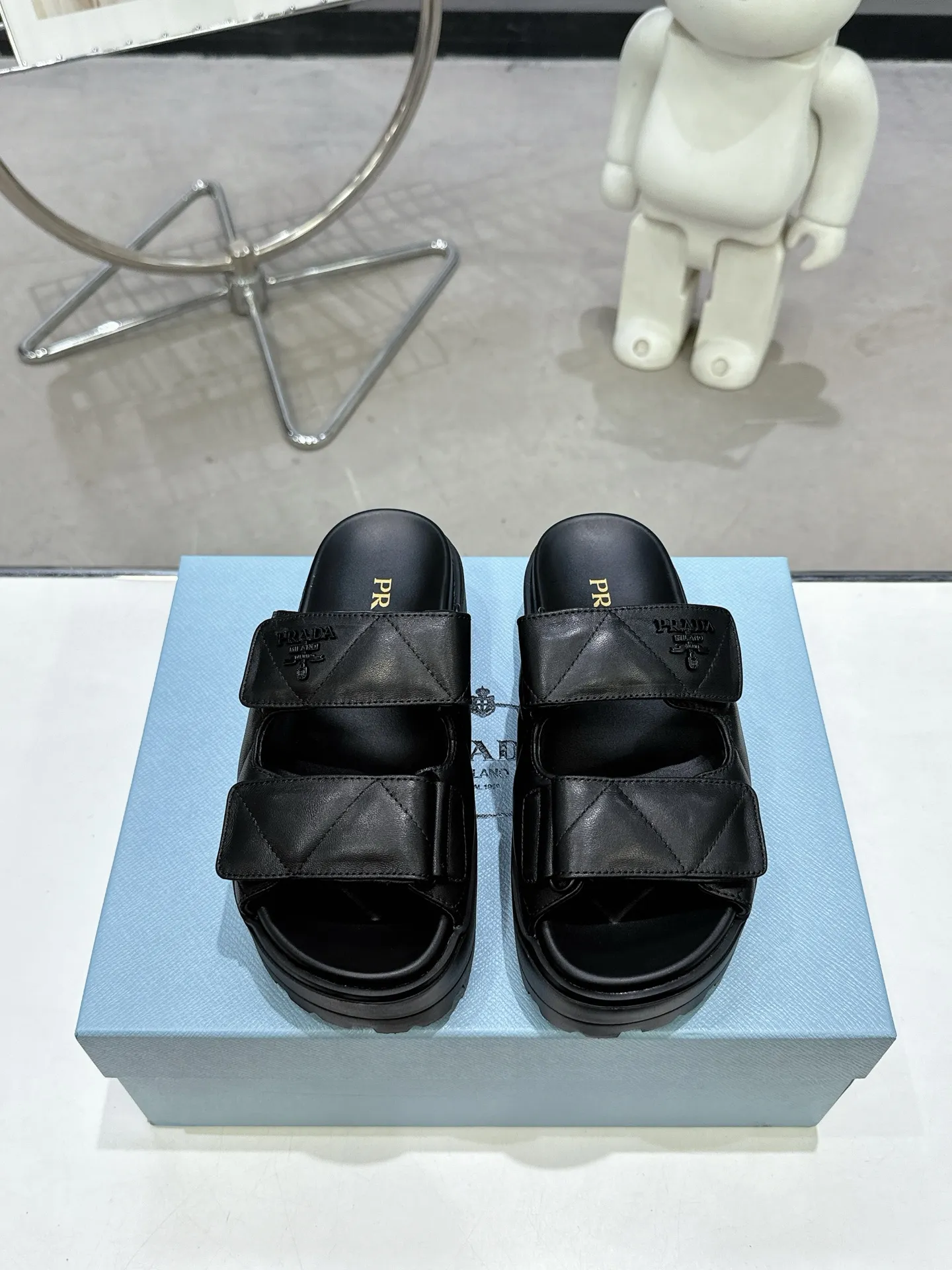 👟👟Ex-factory price 440👟👟 PRADA 2025 vs spring and summer popular sandals series... [Thick-soled double-button sandals] Original 1:1 customization, this year's most fashionable and popular retro British style, simple and elegant, all styles are good-looking, platform thick soles make you slimmer and taller, very comfortable, fashionable and versatile... Many Internet celebrities are on their feet. These platform round-toe thick-soled shoes are very popular this year. They can be worn (increased) for both leisure and leisure. ❶Material: Customized imported calf leather ❷Inner: Customized imported sheepskin ❸Outsole: Original molded ultra-light outsole ❹Sole thickness: 5.5cm ❺Number of yards: 35-40 ❻Packaging: Original full set of packaging ☀Color: Official website updated simultaneously